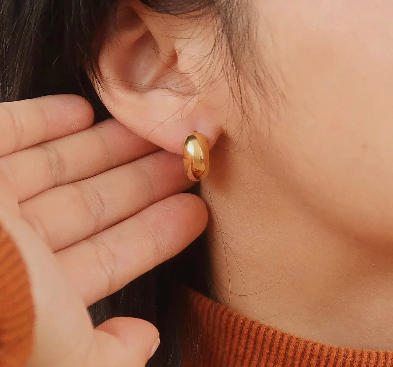 Luna Huggie Hoops